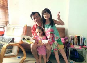 Hình ảnh gia đinh Dạy con làm tranh từ hạt bí, hạt dưa hấu để chống rảnh, chống quạu