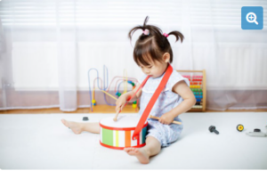 Phụ huynh cũng có thể kích thích sự phát triển các giác quan và trí nhớ của trẻ qua những trò chơi tương tác