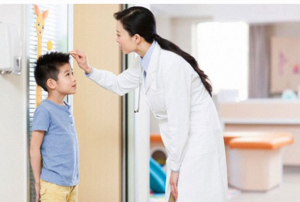 Trẻ biếng ăn ảnh hưởng đến phát triển cân nặng và chiều cao so với các bạn cùng trang lứa.