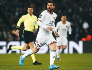 Messi chơi không nổi bật, nhưng vẫn tham gia vào tình huống quyết định số phận trận đấu trước Rennes.