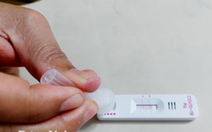 Người dân tự test nhanh Covid-19 tại nhà khi có các triệu chứng của bệnh.