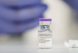 Một lọ vaccine Pfizer tại Trung tâm y tế Sheba ở Israel