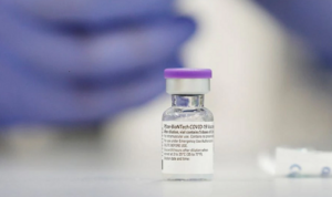 Một lọ vaccine Pfizer tại Trung tâm y tế Sheba ở Israel
