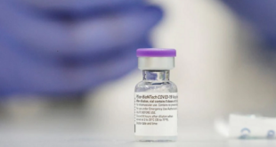 Một lọ vaccine Pfizer tại Trung tâm y tế Sheba ở Israel